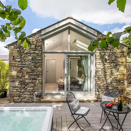Сasa de vacaciones The Cow Shed - With Hot Tub *