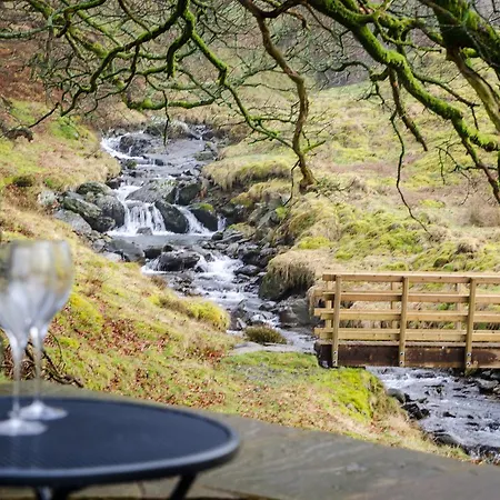Сasa de vacaciones The Cow Shed - With Hot Tub *